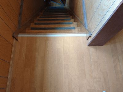 2階廊下床after階段上がり框